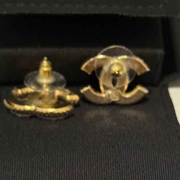 CHANEL PRARL & GOLD STUD EARRINGS PREOWNED - Picture 4 of 6